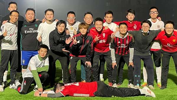 鹿晗现身踢球大合照中 穿运动服比耶状态舒适自然