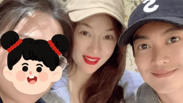 网友晒霍思燕夫妇逛街偶遇图 杜江紧靠老婆甜蜜十足