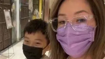 Xiao Yaxuan and his family ate roast duck in the restaurant and wore a mask to cover the scar on his face