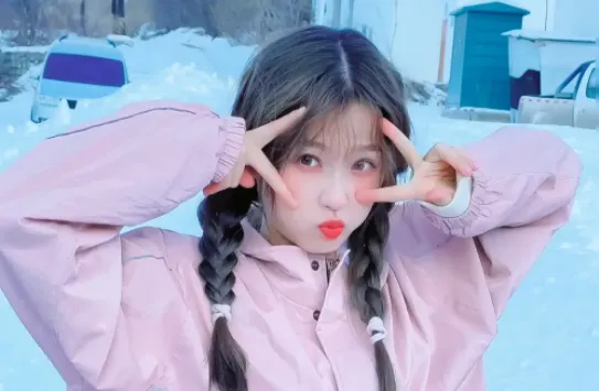 虞书欣给独居老人捐助物资