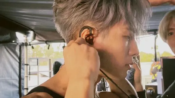 王嘉爾耳返上に「中国」の文字を刻印