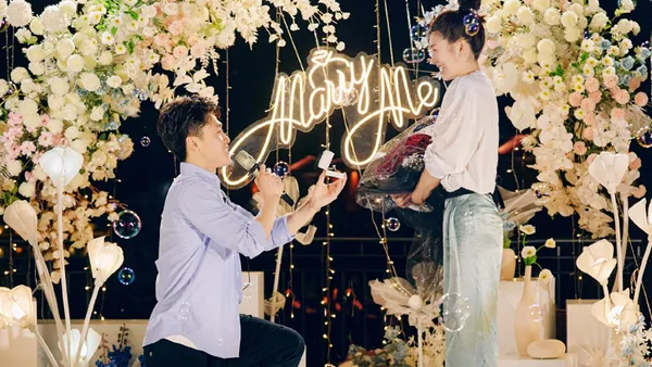 王心迪单膝跪地正式向徐梦桃求婚