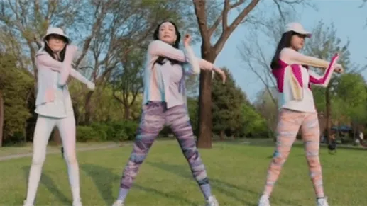 钟丽缇带女儿跳女团舞 穿紧身衣难掩好身材