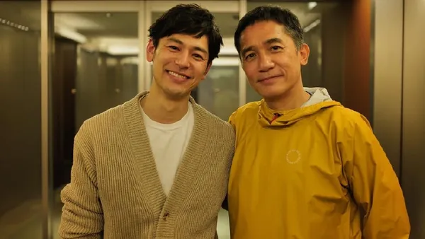 妻夫木聪晒与梁朝伟合影 激动表示难以置信