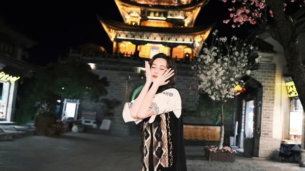 孟子义大理古城夜游大片曝光  阑珊暮色中探寻小镇烟火气