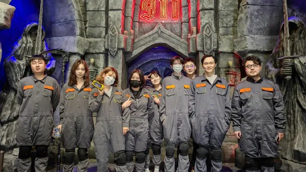 15岁魔童身高赶超父亲张智霖 父子俩人体验密室心情愉悦