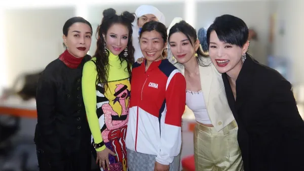 李玟晒与那英徐梦桃等后台合照 调皮喊“谁不爱美女”