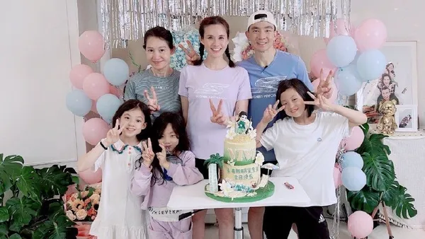 刘畊宏为妻子王婉霏庆生 一家六口比耶合照好幸福