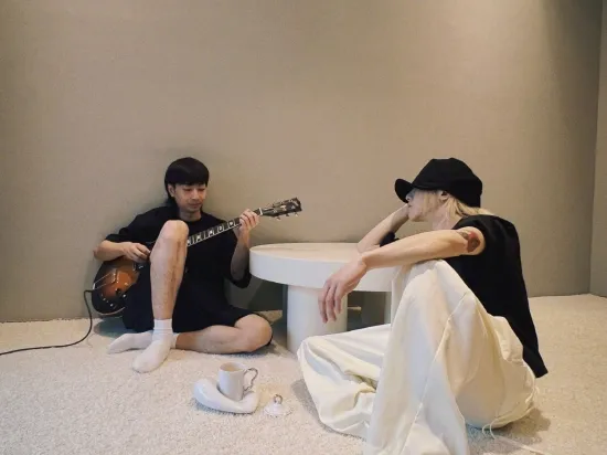 Huachen Yushang took a group photo with Zuoli, playing guitar and enjoying music are very comfortable