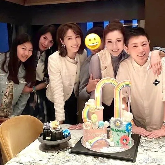 黎姿晒合照为李嘉欣庆祝生日 好姐妹聚会开心同框