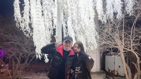 宋晓峰女儿宋之馨被北电录取 晒与爸爸合影身材清瘦气质佳