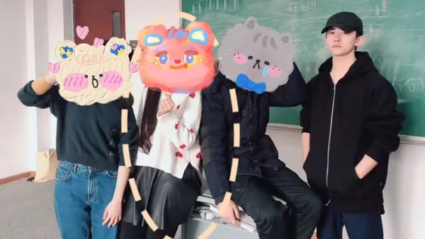 易烊千玺与大学同学合照曝光 全黑look双手插兜帅气又低调