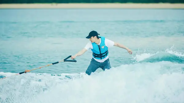 Zhang Yixing's "yearning for life 6" unlocks tail wave surfing and learns to show his athletic talent once