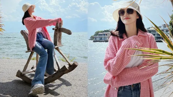 景甜置身碧海蓝天 穿粉外套撩拨长发好甜美