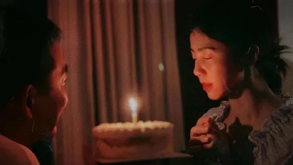 黄多多晒为妈妈庆生现场照 黄磊深情注视妻子甜蜜依旧