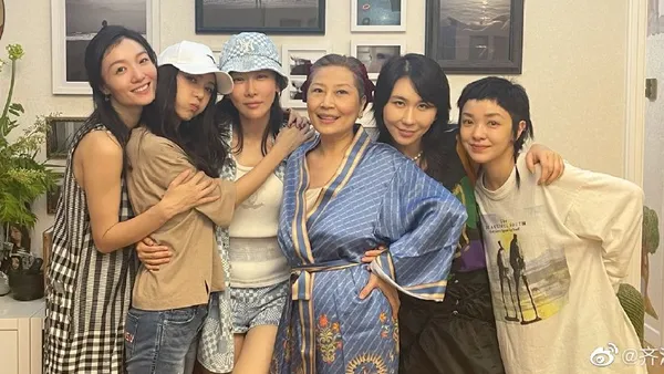 齐溪深夜晒和“浪姐”张蔷郭采洁薛凯琪等聚会照