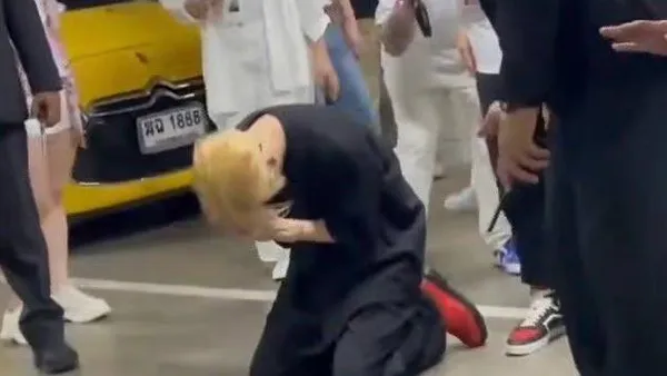 Wang Jiaer knelt down to thank Thai fans. The staff tried to dissuade him and was declined