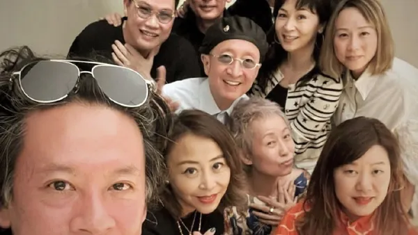 59岁叶童携老公参加富豪聚会 久违现身剪超短发皱纹明显