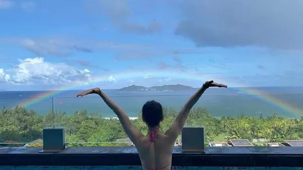 Coco Lee, 47, shares Sanya vacation photos, shows her beautiful back, long legs, plain face, and is in good condition