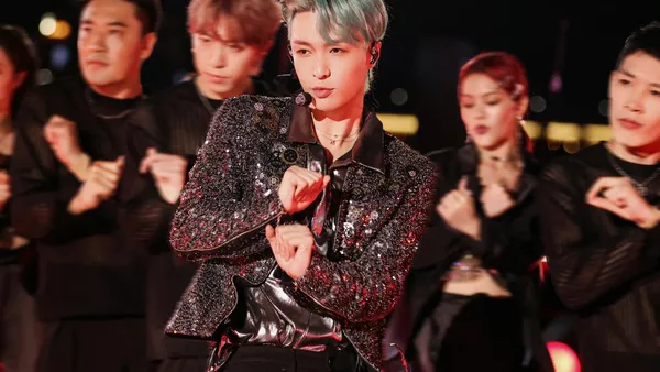 張芸興大航海出航FIREWORKオンラインコンサートTOP級歌舞舞台が全ネットを爆発させた