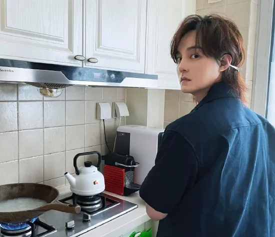 尹正深夜发文“别用耳朵认识人” 疑似力挺黄晓明