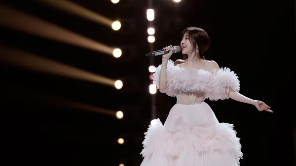 王心凌金曲Solo秀唱红了眼眶 全场大合唱综艺节目秒变演唱会