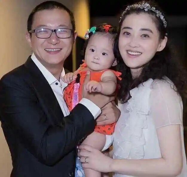 梅婷与现任老公、摄影师曾剑和女儿。