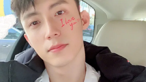 黄景瑜现身医院被偶遇 疑似因拍摄综艺引身体不适