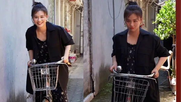 马思纯晒老胡同随拍   穿碎花长裙骑自行车文艺清新