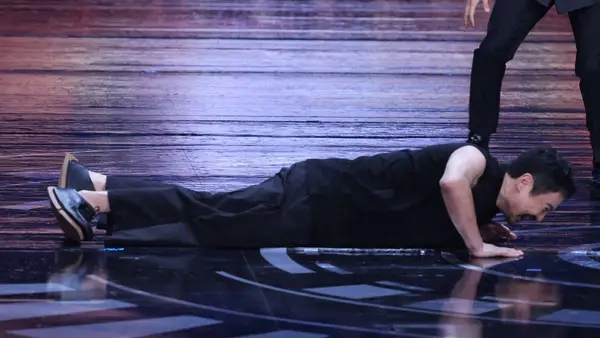 沈腾为证明自己瘦了快20斤 现场做俯卧撑后被马丽搀下台