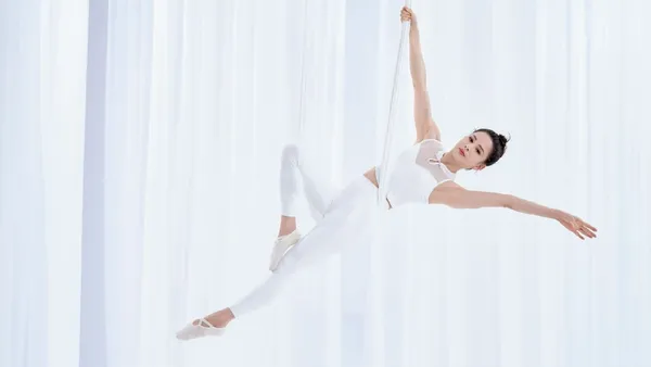 李若彤发博晒生日鲜花幸福感爆棚 提及空中瑜伽获称赞