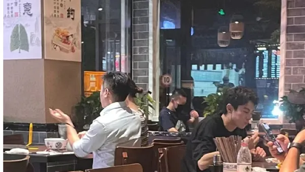 网友偶遇王鹤棣吃兰州拉面 一身黑色休闲装随性十足