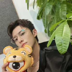 王鹤棣就插队做核酸争议发文道歉：是我错了