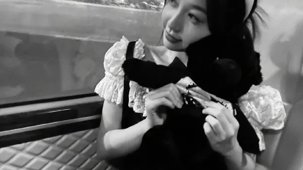 虞书欣分享长沙库存照 穿宽松卫衣戴墨镜酷飒公主裙甜辣