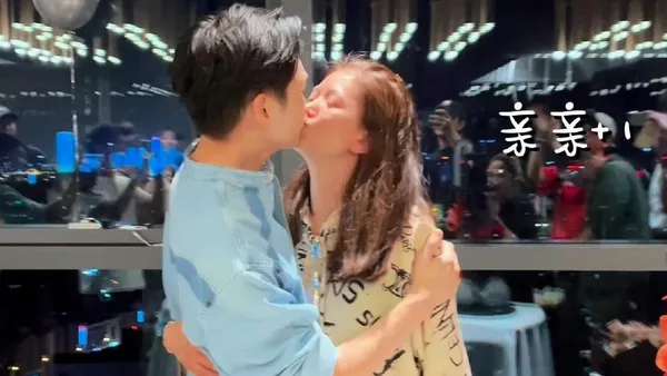 张智霖庆祝51岁生日 与妻子袁咏仪相拥亲吻好幸福