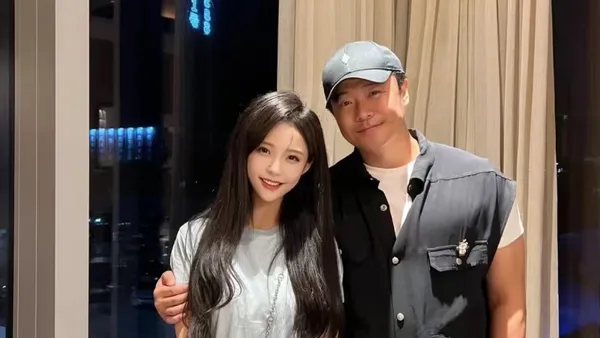 陈思诚和网友合照曝光 单手插兜揽着女方手臂满脸笑容