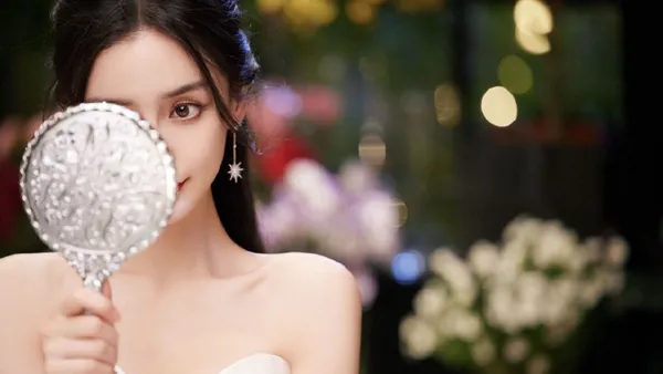 杨颖穿白抹胸拖尾长裙简约优雅