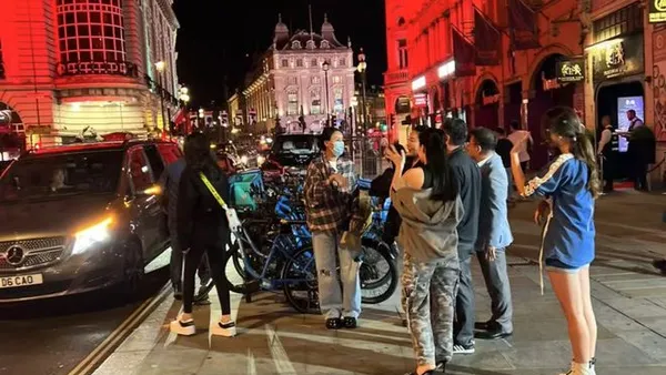 The three members of Na Ying's family were stumbled upon on the streets of England to go shopping, watch dramas and eat hot pot.