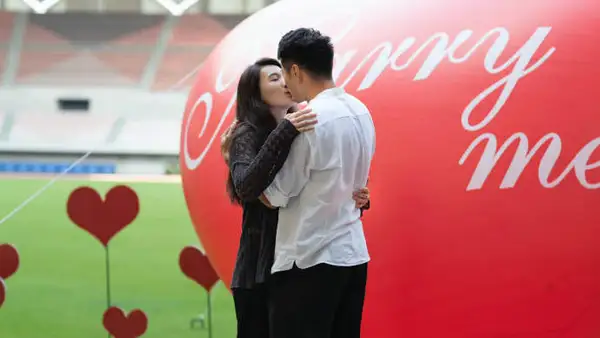 Xie Zhenye successfully proposed, Lu Minjia affectionately expressed that he would love you with his life.