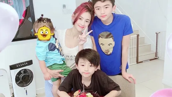 张柏芝分享三胎爱子动态 被儿子喊话带儿子逛街买鞋