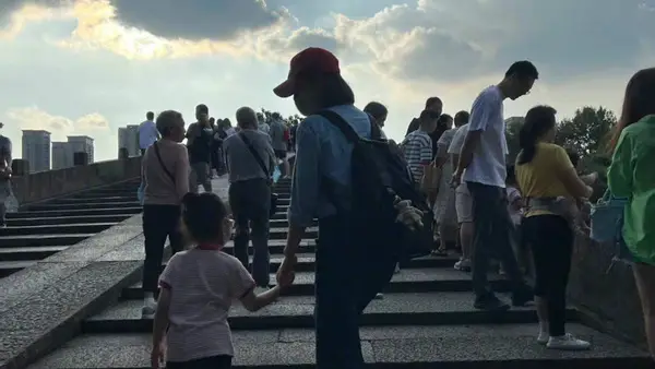 朱丹晒带娃游玩照 一双儿女蹲在地上娇憨又可爱