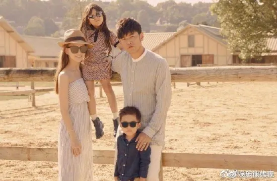 昆凌分享与儿女玩纸牌桌游画面 小女儿手小牌大可爱十足