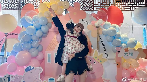 孫怡為女兒慶祝五歲生日 曬合照抱起大福開心比耶