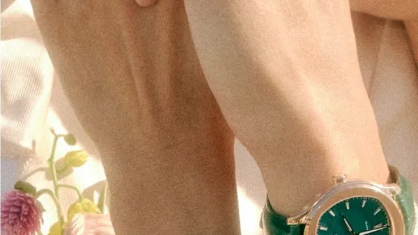 孔曉振曬與老公結婚照 戴婚戒吻手幸福洋溢