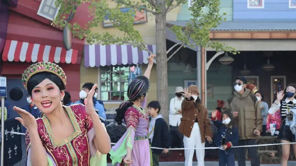 霍思燕杜江一家逛環球影城被偶遇 二胎女兒疑曝光