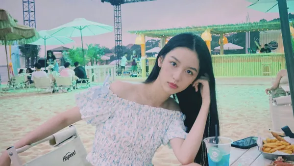 周也沙灘海邊隨拍好清新 一字領短衣秀纖瘦鎖骨