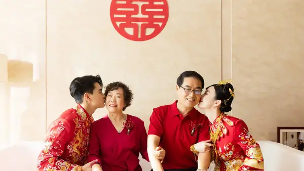 張檬金恩聖辦傳統中式婚禮 拿喜字深情擁吻好幸福