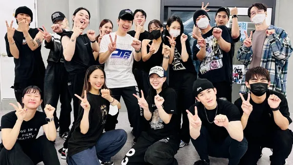 Lin Junjie posted pictures to bid farewell to the Korean dance trip and took an intimate group photo with the dance teacher.