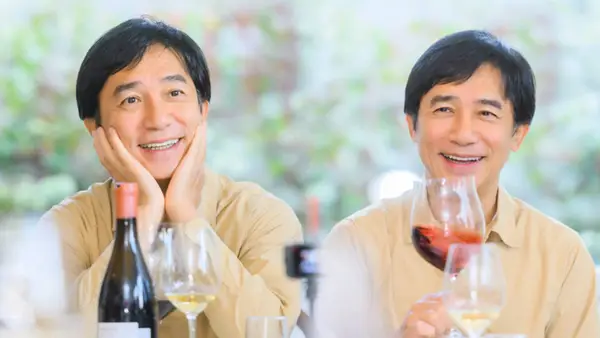 劉嘉玲曬梁朝偉見面會萌照 雙手托腮甜笑表情可愛