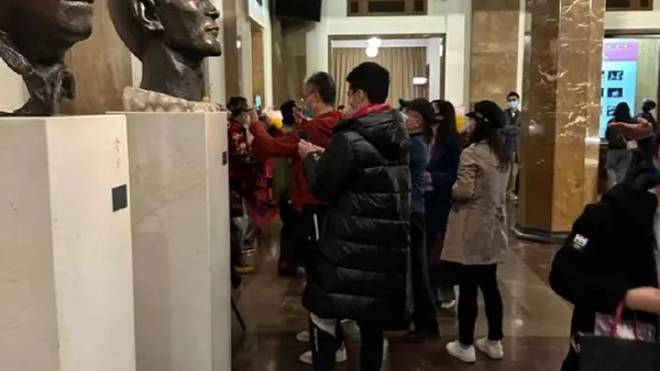 Netizens ran into Hu Jun's son Hu Haokang to pick up his mother to perform in a down jacket after work.